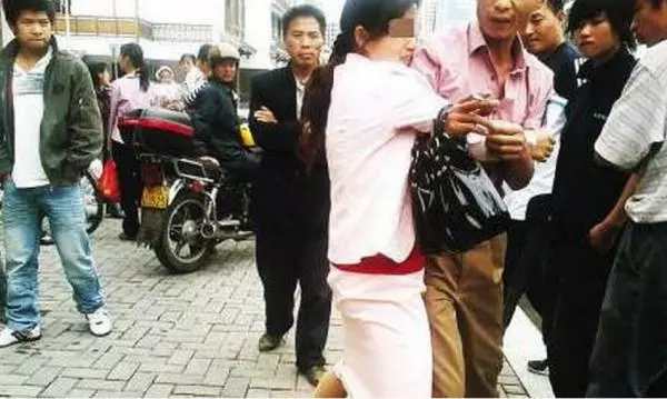 如果碰到有人冒充你家人或老公強行拉走你!不要慌張,一定要這樣做!廣為轉發,功德無量!