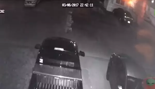 門外感應器一直亮著,出去看又沒人!一看監視攝影機畫面,全家人嚇到隔天連忙搬家逃命!!