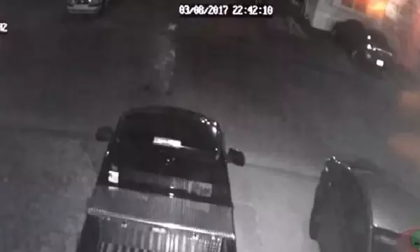 門外感應器一直亮著,出去看又沒人!一看監視攝影機畫面,全家人嚇到隔天連忙搬家逃命!!