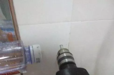 原來這樣給瓷磚打孔,絕對不爆裂!長知識了!怪不得我打的全裂開了!