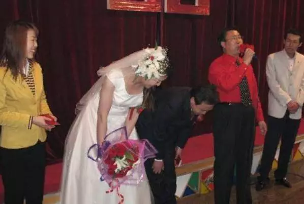 父母離婚都不要我,大伯將我養大成人,結婚那天爸媽怒罵我不孝