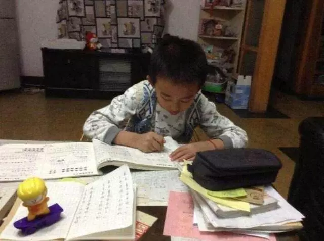 丈夫出事後我「拋夫棄子」改嫁,半年後想念兒子,悄悄回家!推開門後我慚愧得自扇耳光