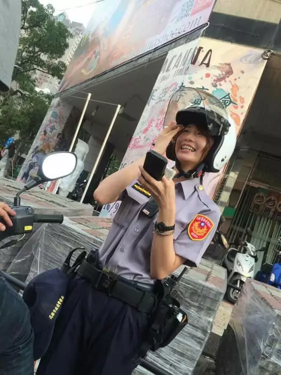 違規男「被甜美女警攔查」金句開撩:心在燃燒熄不了火! 女警笑開懷「本尊被神出」網友戀愛了❤