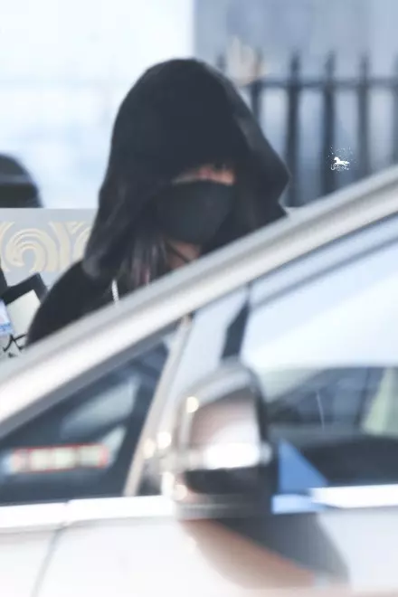 離婚後的楊冪低調現身機場,手裡捏了個小東西卻讓人擔心!