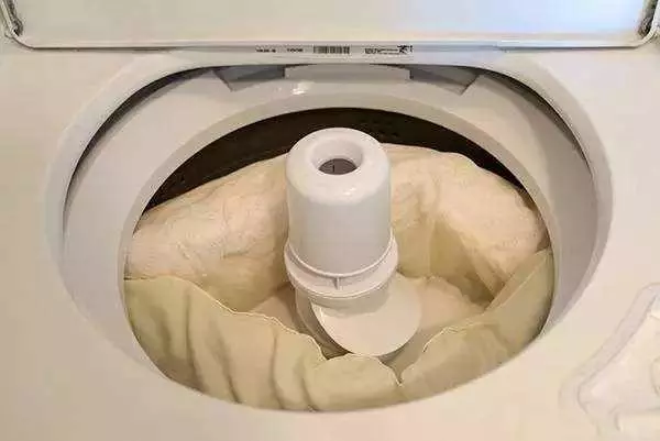 枕頭用半年就「發黃有異味」,保姆教的小竅門超管用,立馬變新枕頭!