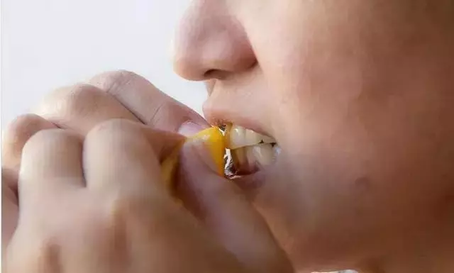 她吃完香蕉隨手把皮扔在車內,第二天打開車門驚呆了!活了三十幾年,才知道真的太可惜了…