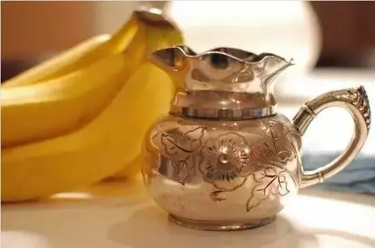 她吃完香蕉隨手把皮扔在車內,第二天打開車門驚呆了!活了三十幾年,才知道真的太可惜了…