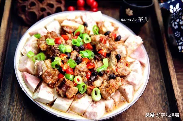 芋頭蒸排骨這麼做,麻辣鮮香,軟糯入味,全家都愛吃,秘訣很簡單