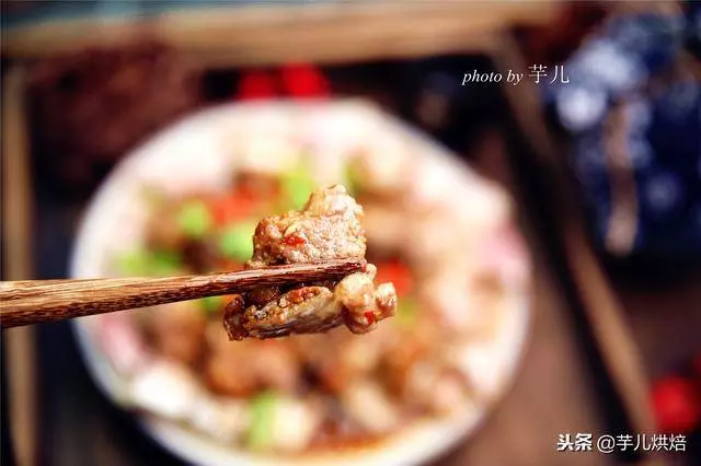 芋頭蒸排骨這麼做,麻辣鮮香,軟糯入味,全家都愛吃,秘訣很簡單