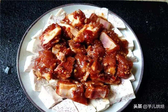 芋頭蒸排骨這麼做,麻辣鮮香,軟糯入味,全家都愛吃,秘訣很簡單