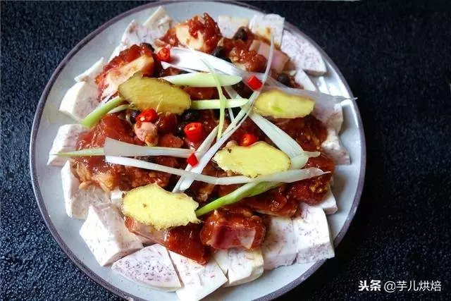 芋頭蒸排骨這麼做,麻辣鮮香,軟糯入味,全家都愛吃,秘訣很簡單