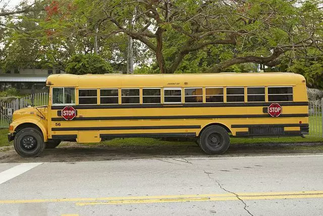 美國校車質量如何?車禍現場堪比雞蛋碰石頭,總統的車都給它讓道