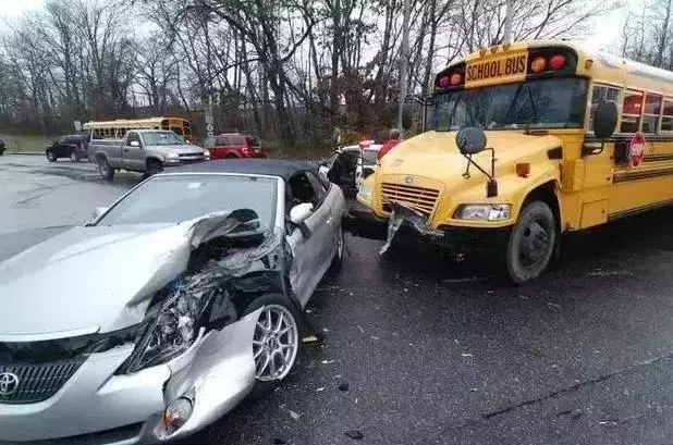 美國校車質量如何?車禍現場堪比雞蛋碰石頭,總統的車都給它讓道