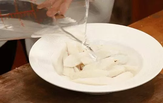 在馬桶水箱裡放上這一物,一年不用刷馬桶,還乾乾淨淨的