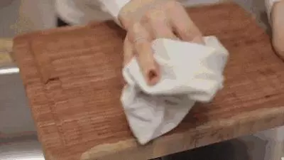 在馬桶水箱裡放上這一物,一年不用刷馬桶,還乾乾淨淨的