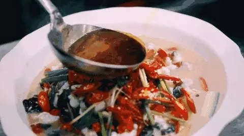 在馬桶水箱裡放上這一物,一年不用刷馬桶,還乾乾淨淨的