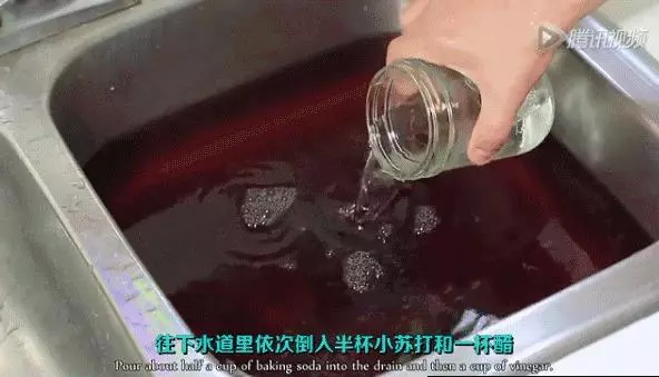 在馬桶水箱裡放上這一物,一年不用刷馬桶,還乾乾淨淨的