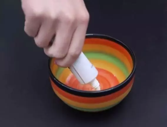 白醋和牙膏混合在一起,家裡主婦都需要,一年省下好幾百,真實用