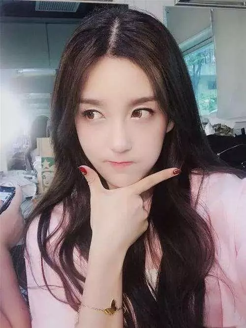 Rita曬出萌照美呆眾人,大家卻發現其中另有亮點,網友:我該看哪裡