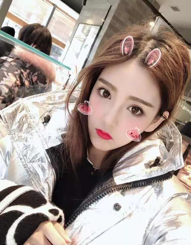 Rita曬出萌照美呆眾人,大家卻發現其中另有亮點,網友:我該看哪裡