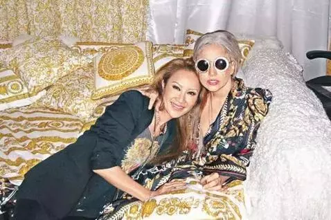 李玟嫁20億老公後,2個女兒曝光了!想不到2個都美成這樣!但她的女兒卻這樣對自己的媽媽!