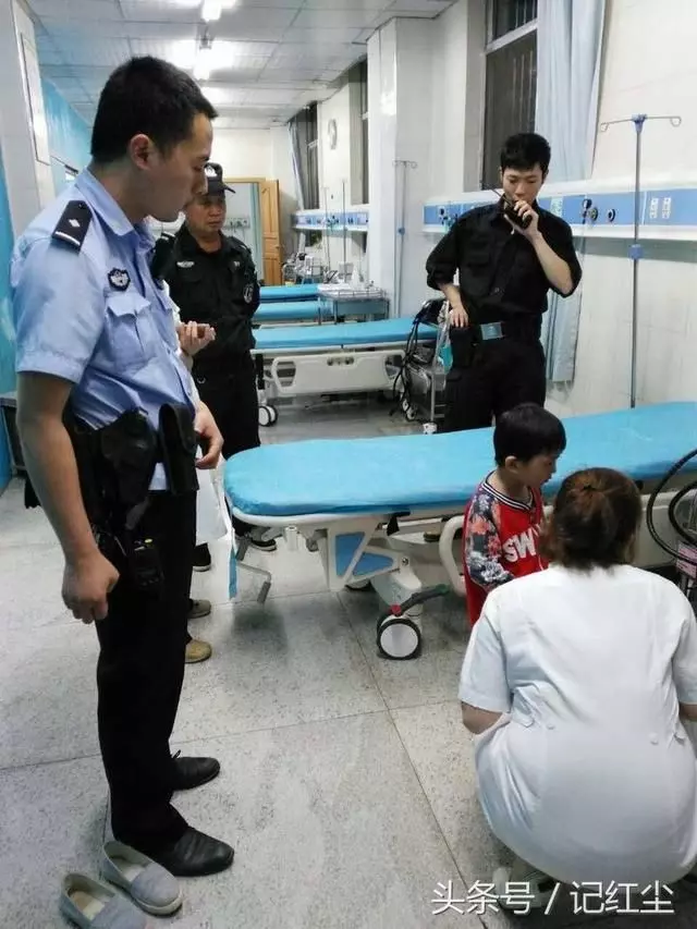 四歲男孩喊肚子疼,父親帶他醫院檢查,醫生瞞著父親報了警
