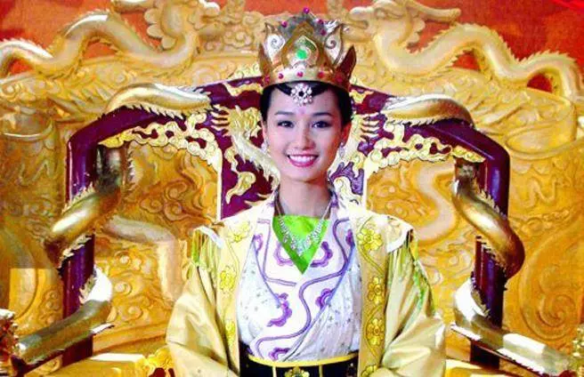 她秀出幼稚園畢業照被誤當「越南貴族」 壞同學不再排擠求當好友:聽說妳家住皇宮?
