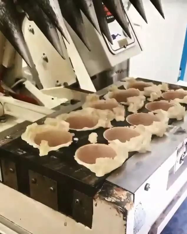 甜筒製作過程太療癒!工人大刀「犀利一鏟」秒完工 網友陶醉:可以再來一次嗎?