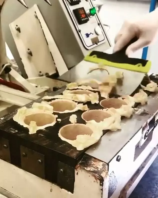 甜筒製作過程太療癒!工人大刀「犀利一鏟」秒完工 網友陶醉:可以再來一次嗎?