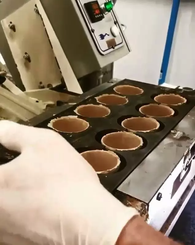 甜筒製作過程太療癒!工人大刀「犀利一鏟」秒完工 網友陶醉:可以再來一次嗎?
