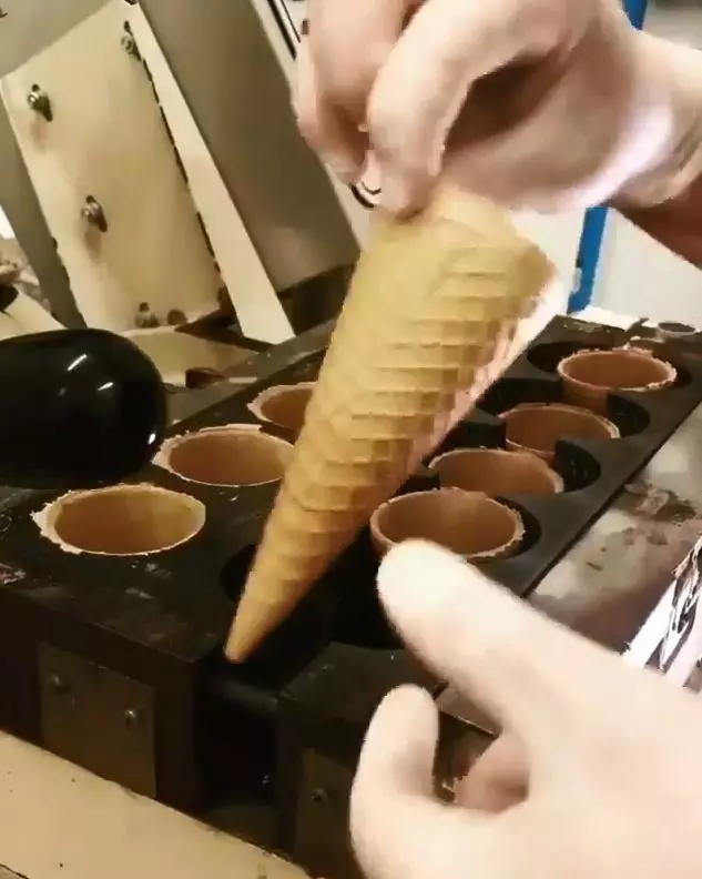 甜筒製作過程太療癒!工人大刀「犀利一鏟」秒完工 網友陶醉:可以再來一次嗎?