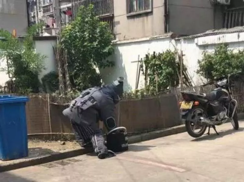 種樹挖到奇異「小鐵球」 送孫子玩3年才發現:夭壽喔是會爆炸的手榴彈!