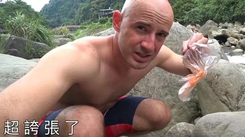 北埔溪流間全是菸蒂和塑膠 吳鳳邊撿邊痛心:拜託你們,把垃圾帶走...台灣明明很美!