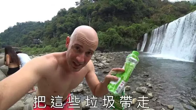 北埔溪流間全是菸蒂和塑膠 吳鳳邊撿邊痛心:拜託你們,把垃圾帶走...台灣明明很美!