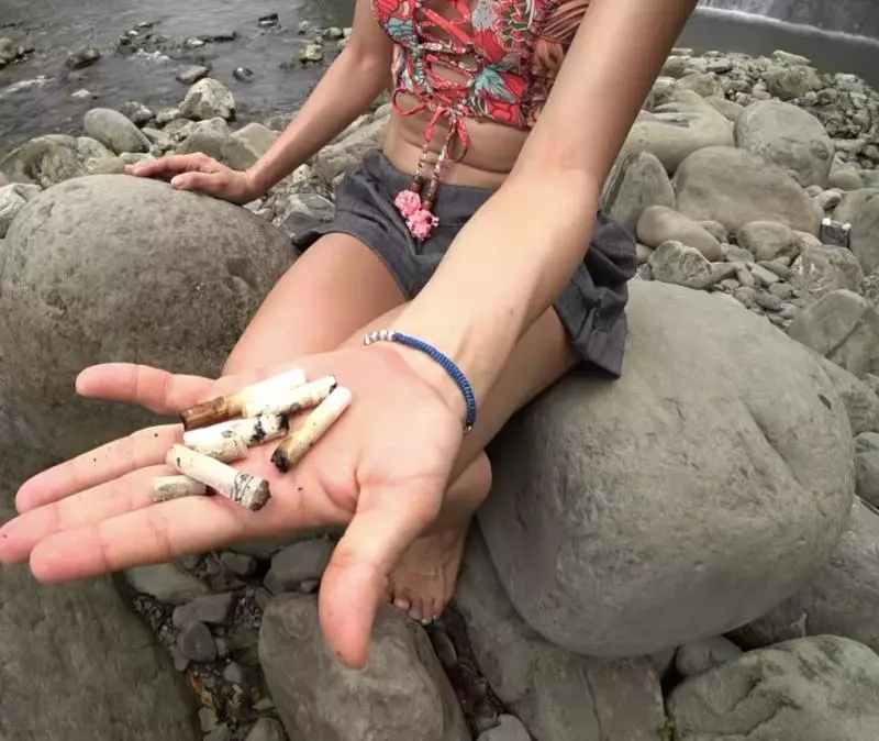 北埔溪流間全是菸蒂和塑膠 吳鳳邊撿邊痛心:拜託你們,把垃圾帶走...台灣明明很美!
