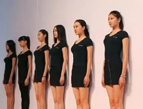 如果經常靠牆站,有這5個好處,不要忽略這個小動作