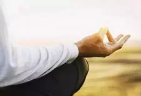 掐著指頭,來甩手,能夠通全身經絡!