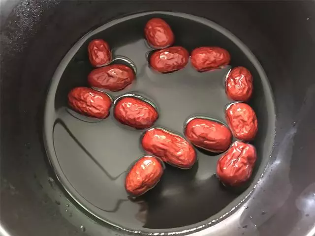 冬天要多給家人煮這甜羹,暖胃潤肺,每天一碗,大冷天也有好氣色