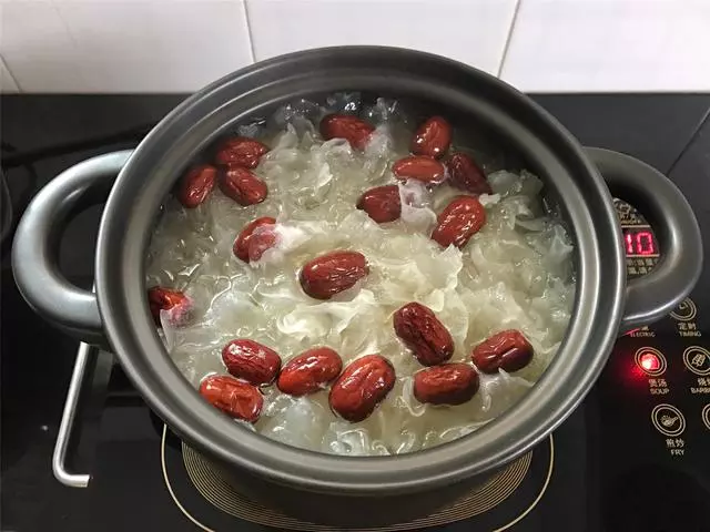 冬天要多給家人煮這甜羹,暖胃潤肺,每天一碗,大冷天也有好氣色