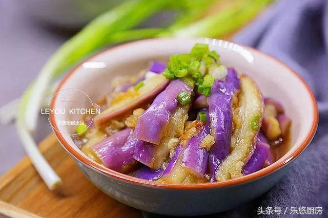 《蒸茄子不變色,營養一定好》茄子這樣做,沒放油,吃著清爽美味!
