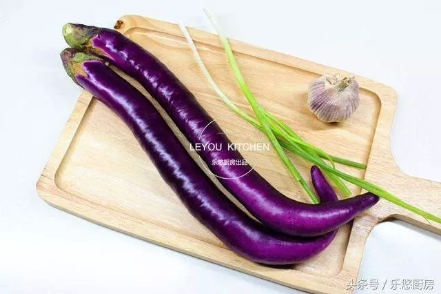 《蒸茄子不變色,營養一定好》茄子這樣做,沒放油,吃著清爽美味!