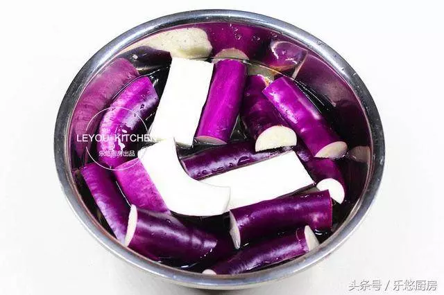 《蒸茄子不變色,營養一定好》茄子這樣做,沒放油,吃著清爽美味!