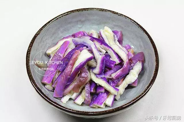 《蒸茄子不變色,營養一定好》茄子這樣做,沒放油,吃著清爽美味!