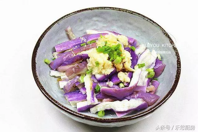 《蒸茄子不變色,營養一定好》茄子這樣做,沒放油,吃著清爽美味!