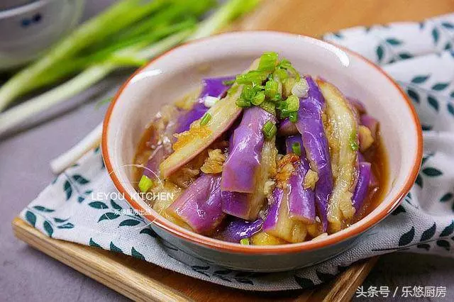 《蒸茄子不變色,營養一定好》茄子這樣做,沒放油,吃著清爽美味!