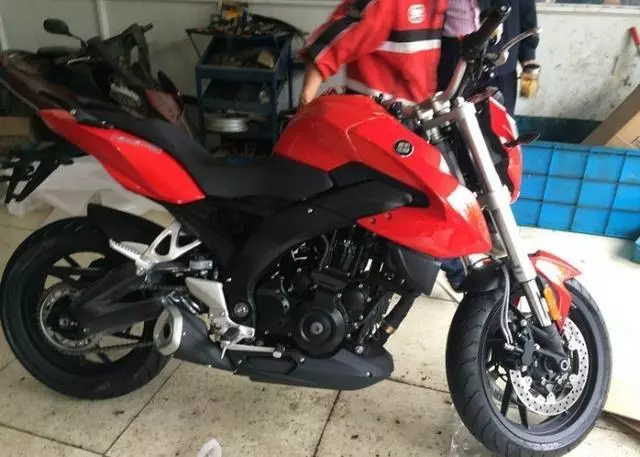 拿下隆鑫LX650,寶馬大單缸發動機,彎道神車,做工比川崎還好