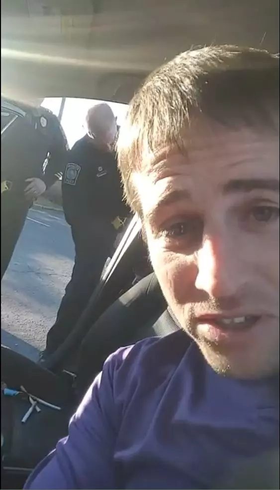 唬爛「新法規定不能錄警察」 瞎警遭駕駛狠打臉:我是律師耶怎沒學過這法?