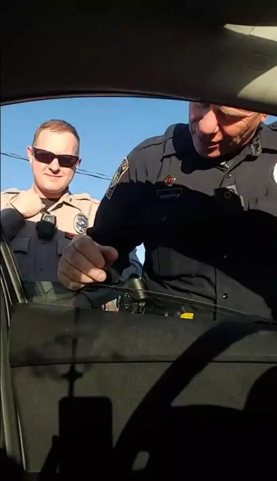 唬爛「新法規定不能錄警察」 瞎警遭駕駛狠打臉:我是律師耶怎沒學過這法?