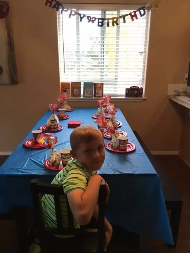 我不受歡迎嗎?9歲男孩生日派對沒人來 萬名網友心碎送他「永生難忘的回憶」!
