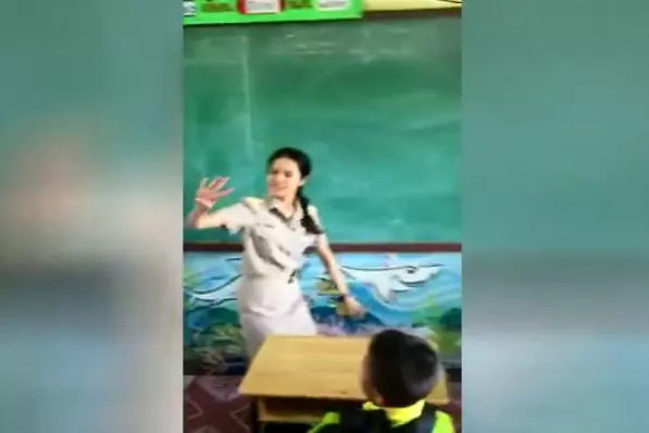 泰國長裙老師「唱好跳滿交九九乘法」 台下小朋友激動捧場:66~36~XD